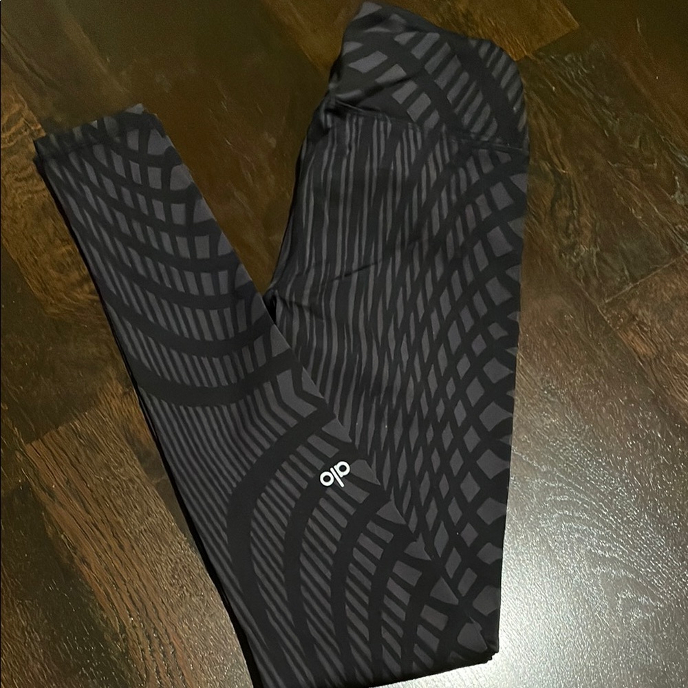 ALO Yoga Black and Gray Leggings Pattern full length Size Xsmall